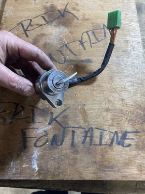 Interruptor de encendido con llave OEM Suzuki Intruder VS700, VS750, VS800 Boulevard S50 Foto 1 de 4