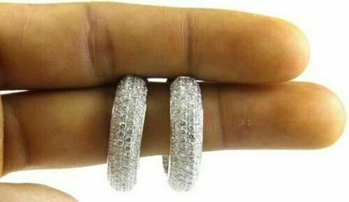 Aretes tipo argolla de diamantes redondos creados en laboratorio de 2 quilates enchapados en oro blanco de 14 quilates en plata Foto 1 de 4