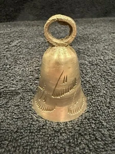 Campana de latón grabada pájaros 6" sonido claro indio vintage color dorado - Imagen 1 de 4