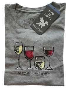 Life Is Good SS Camisa Trituradora Camiseta A Mi Edad NECESITO VASOS Vino 50 pulgadas Mujer XXL - Imagen 1 de 7