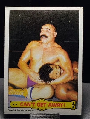 De colección 1985 Topps WWF Wrestling #51 Can't Get Away! The Iron Shield Rookie Foto 1 de 3