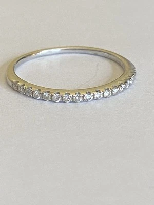 Anillo de media eternidad de oro blanco de 14 quilates de 17 diamantes talla M Foto 1 de 4