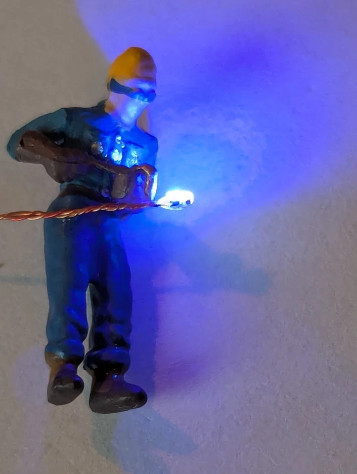 Lighted HO scale welder, Standing Blue White 0402 LEDs.w/simulator animation - Image 1 of 4