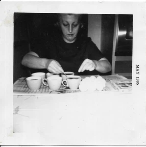 Foto vintage 1965 mujer pintura sumergiendo huevos de Pascua en tazas de té o café - Imagen 1 de 1