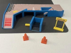 Micro Machines Teile Lot - Parkhaus ausklappbares Spielset - Bild 1 von 6