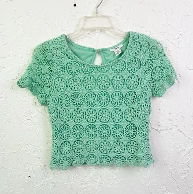 Top corto de manga corta festoneado con ojales verdes talla pequeña Foto 1 de 4