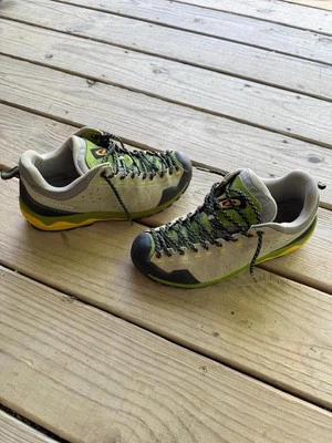 Scarpa  Women, Size US 7. 1/3 - Image 1 of 4