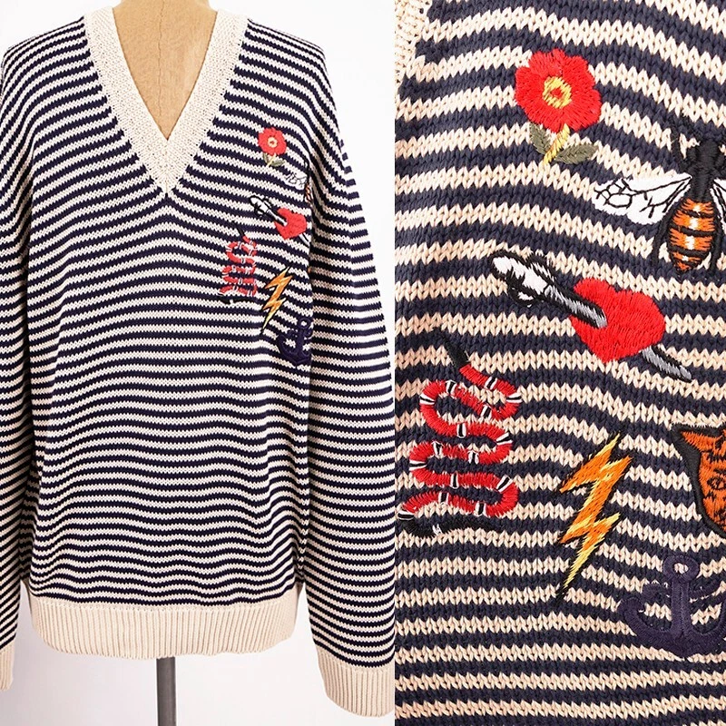 S NUEVO $1450 GUCCI Para Hombres Beige Azul Marino Rayas LOGO ABEJA SERPIENTE GATO CUELLO EN V SUÉTER TEJIDO Foto 1 de 4