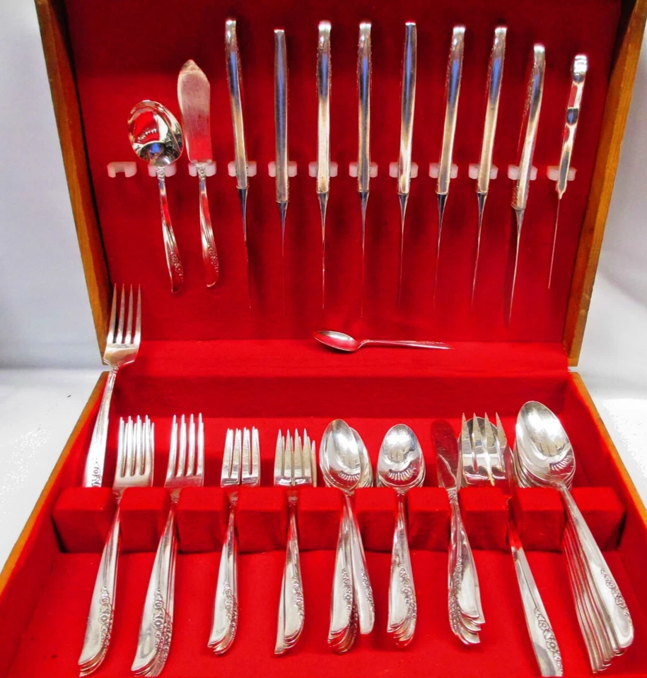1881 Rogers Oneida LILAC TIME cubiertos plateados -61 piezas con juego de cofre de madera Foto 1 de 4