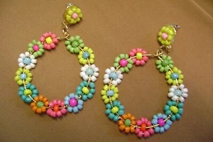 DANGLE HIPPIE BOHO MULTICOLOR SEED BEADED SUMMER DAISY HOOP PIERCED EARRINGS - Imagen 1 de 4