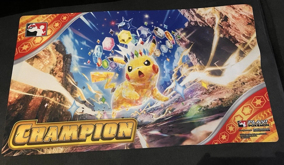 Playmat Tapis De Jeu Pokémon Tera Pikachu Étincelles Déferlantes Ev8 - Photo 1/1