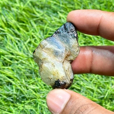 186.9Ct - 100% Natural Bi-Color Raw Blue Sapphire From Madagascar Best Rough - Image 1 of 4