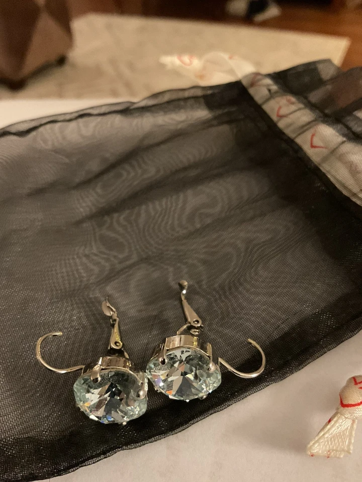 Pendientes Sabika tono plata piedras verdes menta Foto 1 de 4