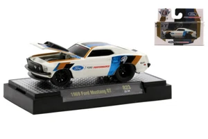 M2 Machines 82161-R23-22-04 Ford Mustang GT weiss/schwarz/braun/blau 1:64 - Picture 1 of 1