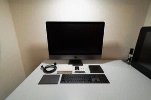 Apple iMac Pro 27", 10C, 128GB, 4TB SSD, Vega 64 + Vesa Mount - Picture 1 of 11