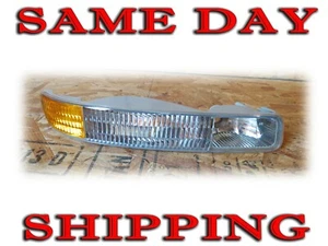 OEM 2000-2006 GMC YUKON XL SIERRA CORNER PARK TURN SIGNAL LIGHT Marker LAMP RH R - Picture 1 of 8
