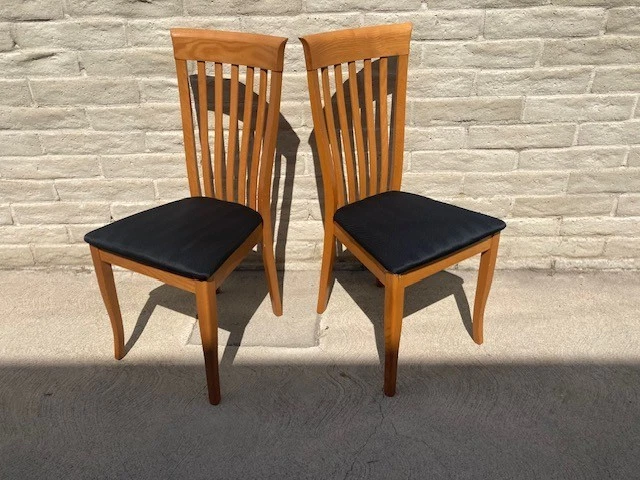 Par de sillas laterales de comedor IMS Italia escaneadas madera de fresno acabado teca - Recogida local Foto 1 de 4