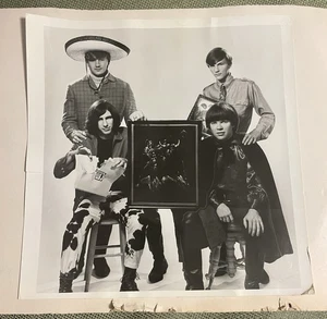 vintage 1960s “UNKNOWN BAND” PROMO PHOTO (MAYBE “THE MATADORS”???) ROCK N ROLL - Bild 1 von 7