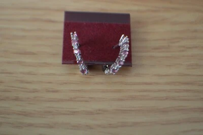 Pendientes Huggie Ofiki Premium 0,50 quilates Rubelita/Circón Platino Sobre Plata Fina Foto 1 de 4