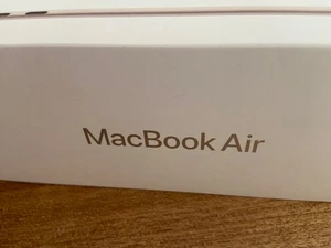 NEU Apple MacBook Air 13“ 16 GB M3 256 (2024) Farbe Polarstern Originalverpackt - Bild 1 von 6