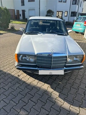 Mercedes W123 230E - Bild 1 von 4