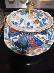 Antigua sopa cubierta de porcelana Qianlong Imari de 3 piezas con plato inferior  - Imagen 1 de 24