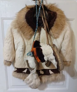 Parka de piel de Alaska vintage hecha a mano para niños, mucklucks, mitones. Hecho 1962 - Imagen 1 de 20