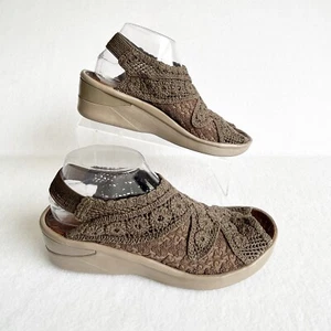 Sandalias de cuña Bzees Sorpresa Taupe Macramé Crochet Peep Toe Slingback Talla 10 Anchas - Imagen 1 de 9