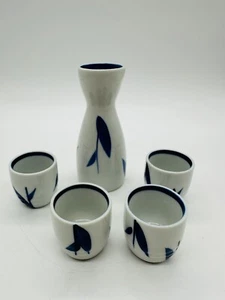 Cost Plus Japanisches Blau und Weiß Porzellan Sake Set Fünf Teile Hergestellt in Japan - Bild 1 von 10
