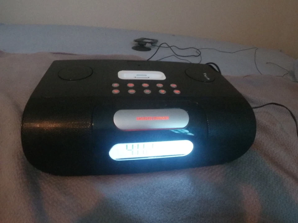 SALE! iLuv Clock Radio with iPod Dock i177BLK - Image 1 of 4