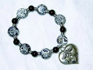 PULSERA ELÁSTICA CYNTHIA LYNN "MAMÁ" DÍA DE LA MADRE NEGRO BLANCO CON CUENTAS ÓNIX - Imagen 1 de 1