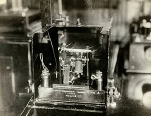 The Marconi Wireless Set Which Was Used On The Carpathia To Pick Up - Old Photo - Bild 1 von 1