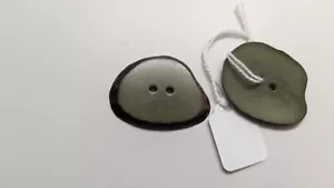 Set of 2 Handcrafted Buttons Resin Forest Green/ Bark Trim Oval Flat 1.5"x1" SM - Imagen 1 de 1