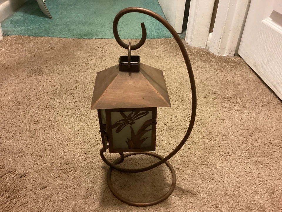 Linterna de metal con base para colgar libélulas Foto 1 de 1