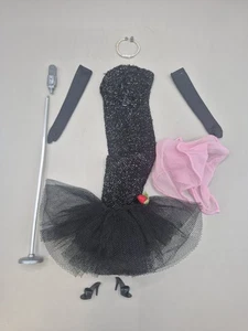 DE COLECCIÓN MUÑECA BARBIE ROPA DE MODA #982 SOLO EN EL CENTRO DE ATENCIÓN BUFANDA GUANTES Leer - Imagen 1 de 10