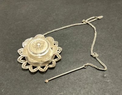 Caja floral miniatura hecha a mano de relleno plateado de 1800 con tapa y cuchara Foto 1 de 4