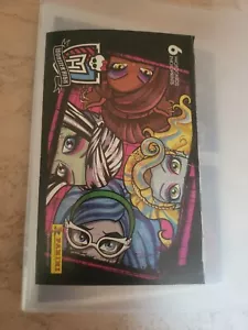 Monster High Set Completo 1-108 Cartoline Panini 2011 Nuove - Foto 1 di 17