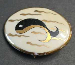 Vintage Keramik ovale Brosche Anstecknadel mit Bild von Wal, Patent # auf Rückseite - Bild 1 von 3