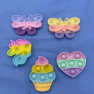 #2 Zuru Mini Marken - Pop It - 5er Set - Serie 2 Welleneinhorn, Herz, Kegel, 2 Butter - Bild 1 von 2
