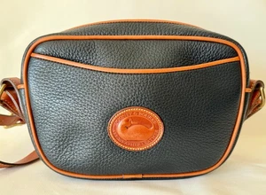 Bolso Bandolera Dooney & Bourke Kilty All Weather AWL Cuero Guijarro Negro - Imagen 1 de 4