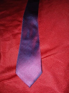 Isaac Mizrahi Red / Blue Abstract Pattern Tie 100% Silk 58.5" X 3" - Picture 1 of 4