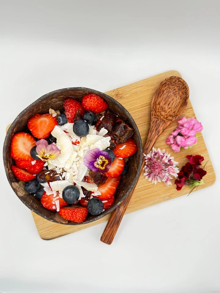 Handgefertigtes Kokosnussschalen-Set mit Holzlöffel mit freiem Silikonsockel  - Bild 1 von 4