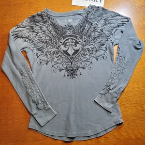 Affliction Shirt Damen mittelblau Oberteil V-Ausschnitt Flügel Rock Moto Engelsflügel Steine - Bild 1 von 18