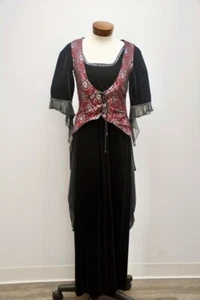 Goth/Hexe schwarzes Kostüm mit rotem Brokat - Bild 1 von 4