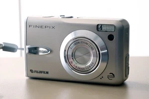 Fujifilm FinePix F30 Fujinon Zoom 3x 6.3 MP Super CCD Digitale Kompaktkamera - Bild 1 von 8