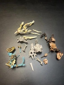 Transformers WFC War For Cybertron Kingdom Dinosaur Bot incompleto per parti T7 - Foto 1 di 5