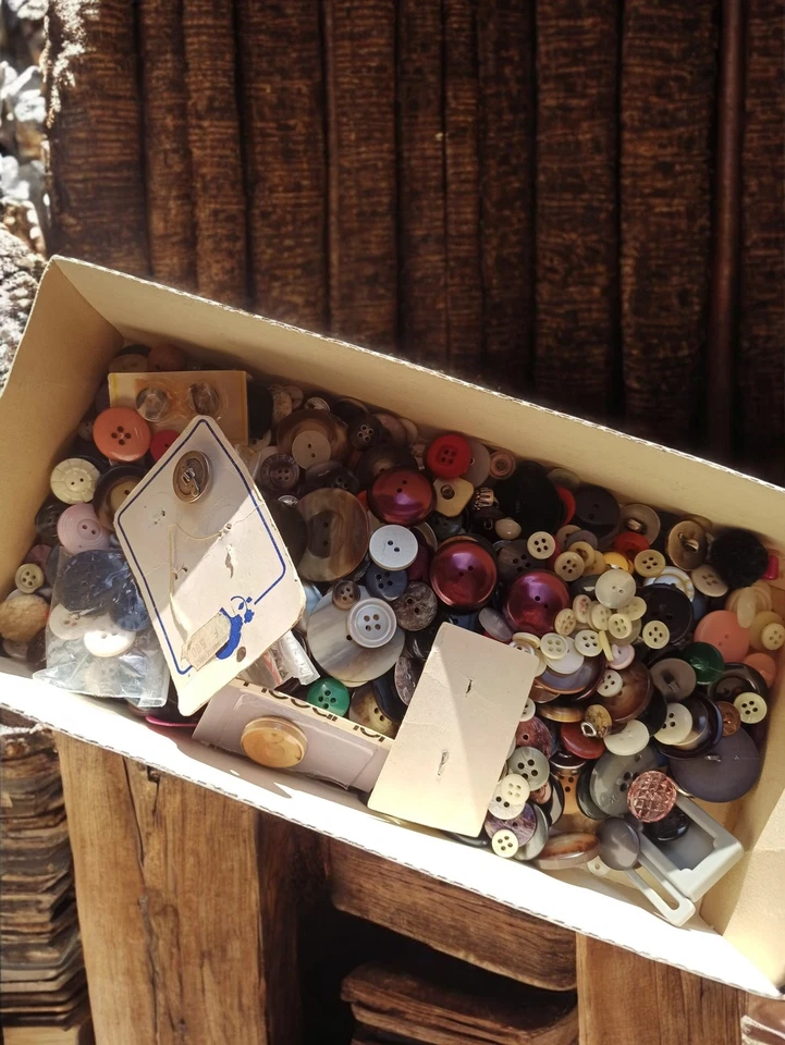 Gros lot de boutons anciens vintage rétro pour collection couture mercerie déco - Photo 1/1