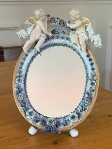 Antico specchio freestanding in porcellana di Dresda con cherubini/putti e bordo floreale - Foto 1 di 24