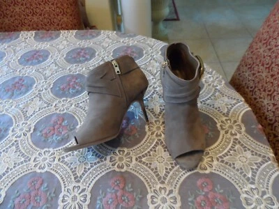 Botines Burberry de gamuza topo punta abierta con detalle de hebilla talla 37,5 M Foto 1 de 4