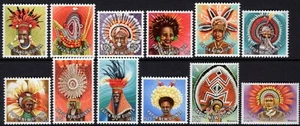 1977-78 Papúa Nueva Guinea Tocados Partes I, II, II, Juego de 12 Estampillada sin montar o nunca montada, limpios - Imagen 1 de 1
